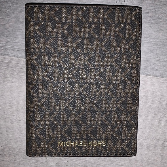 Michael Kors Passport Holder - Picture 1 of 3